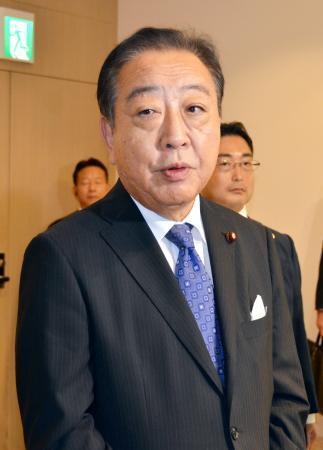 　記者団の取材に応じる立憲民主党の野田代表＝２８日午前、神奈川県海老名市