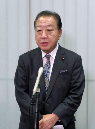 　東京都内で記者団の取材に応じる立憲民主党の野田代表＝６日午後