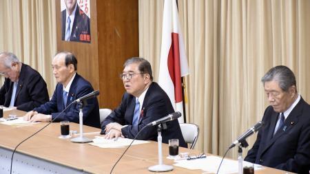 　自民党の全国幹事長会議であいさつする石破首相（右から２人目）＝７日午後、東京・永田町の党本部