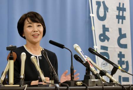 　記者会見で兵庫県知事選への立候補を正式表明する稲村和美氏＝８日午後、兵庫県庁