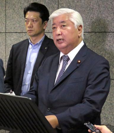 　記者団の取材に応じる中谷防衛相＝８日午後、防衛省