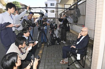 　ノーベル平和賞受賞が決まり、石破首相と電話で話す被団協代表委員の田中熙巳さん（右端）＝１２日午後、埼玉県新座市