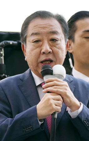 　衆院選が公示され、第一声を上げる立憲民主党の野田佳彦代表＝１５日午前９時２８分、東京都八王子市