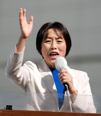 　衆院選が公示され、第一声を上げる共産党の田村智子委員長＝１５日午前１０時２７分、東京・池袋