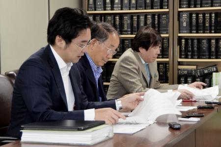 　公開質問状の結果を公表する、全国霊感商法対策弁護士連絡会の弁護士＝１６日午後、東京・霞が関の司法記者クラブ