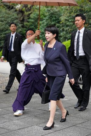 　靖国神社を参拝に訪れた高市前経済安保相＝１７日午前、東京・九段北