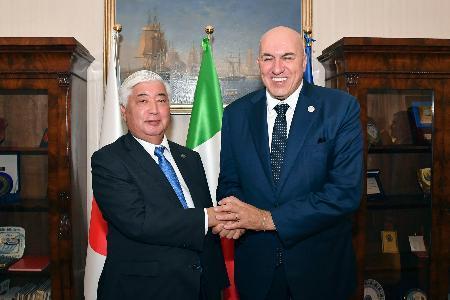 　イタリアのクロセット国防相（右）と握手する中谷防衛相＝１８日、イタリア・ナポリ（防衛省提供・共同）