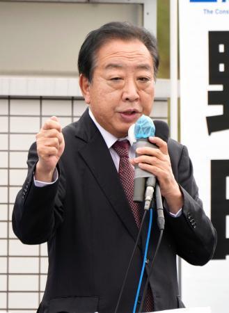 　街頭演説する立憲民主党の野田代表＝２２日午前、埼玉県入間市