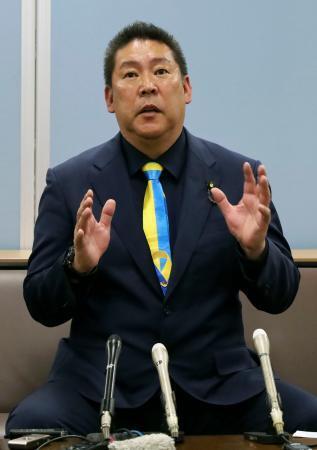 　兵庫県知事選への出馬を表明する政治団体「ＮＨＫから国民を守る党」の立花孝志党首＝２４日午後、兵庫県庁