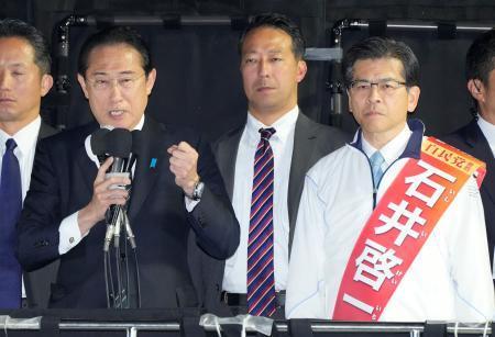 　公明党の石井代表と街頭演説する岸田前首相＝２５日夜、埼玉県草加市