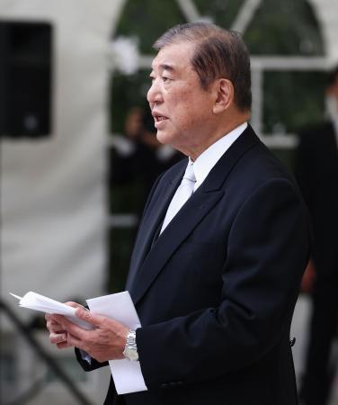 　自衛隊殉職隊員追悼式に参列し、追悼の辞を述べる石破首相＝２６日午前、防衛省（代表撮影）