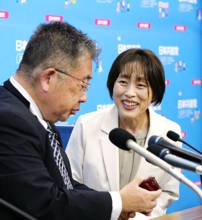 　話をする共産党の田村委員長（右）と小池書記局長＝２７日午後１１時２９分、東京都渋谷区の党本部