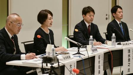 　神戸市で開かれた兵庫県知事選の立候補予定者による公開討論会。左から大沢芳清氏、稲村和美氏、清水貴之氏、斎藤元彦氏＝２９日夜