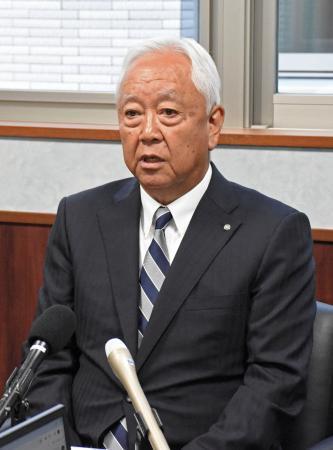 　新潟県刈羽村で出馬表明する品田宏夫村長＝３１日午前