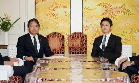 　会談に臨む立憲民主党の小川幹事長（右）と国民民主党の榛葉幹事長＝１日午前、国会