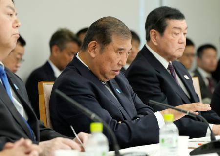 　「新しい地方経済・生活環境創生本部」の初会合であいさつする石破首相（中央）＝８日午前、首相官邸