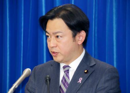 　記者会見する福岡厚労相＝１２日午前、厚労省