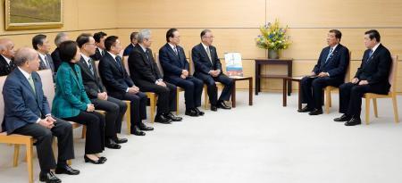 「四島帰属方針変わらず」　首相、北方領土問題