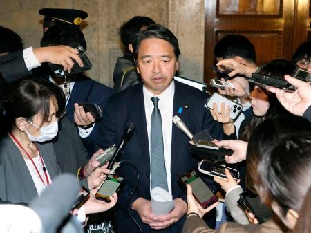 　自公との会談を終え、取材に応じる国民民主党の榛葉幹事長（中央）＝２０日午後、国会