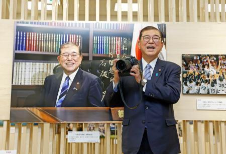 　「２０２４年報道写真展」で、カメラを手にする石破首相＝２１日午前、東京都中央区の日本橋三越本店