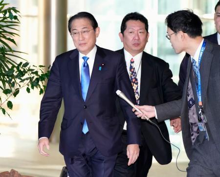 　石破首相と面会し、首相官邸を出る岸田前首相＝２７日午後