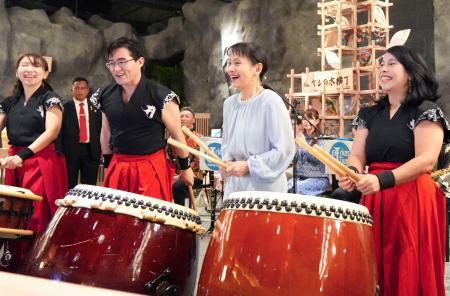 　ジャカルタの日本風飲食店街で和太鼓をたたく石破首相の妻佳子さん（右から２人目）＝１１日（内閣広報室提供・共同）