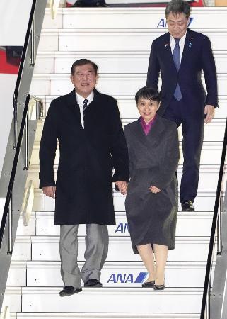 　東南アジア訪問を終え、羽田空港に帰国した石破首相と妻佳子さん＝１２日未明