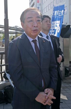 　記者団の取材に応じる立憲民主党の野田代表＝１５日午前、東京都三鷹市