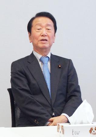 　取材に応じる立憲民主党の小沢一郎衆院議員＝１５日午後、国会