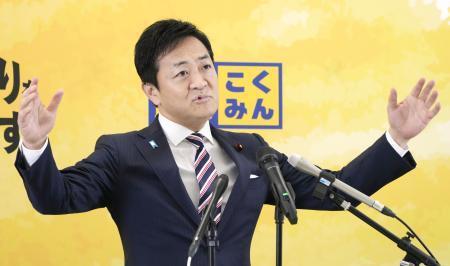 　記者会見する国民民主党の玉木代表＝１５日午前、国会
