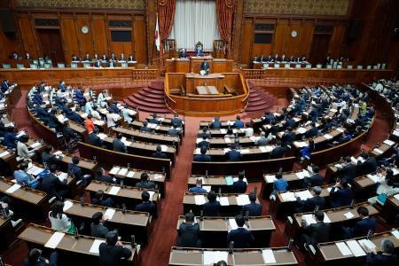 　国会で開かれた参院本会議＝１６日午前