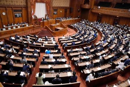 　改正防衛省設置法などが可決、成立した参院本会議＝２１日午後