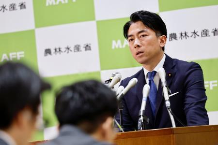 　就任の記者会見を開いた小泉農相＝２１日午後、農水省