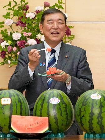 首相、鳥取のスイカ堪能　米大統領へのお土産に？