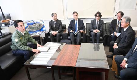 小泉防衛相「地域の緊張高めず」　与那国へのミサイル部隊配備で