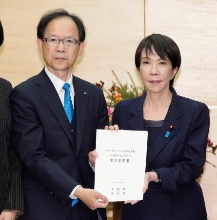 　大分県の佐藤樹一郎知事（左）から緊急要望書を受け取る高市首相＝２７日午前、官邸