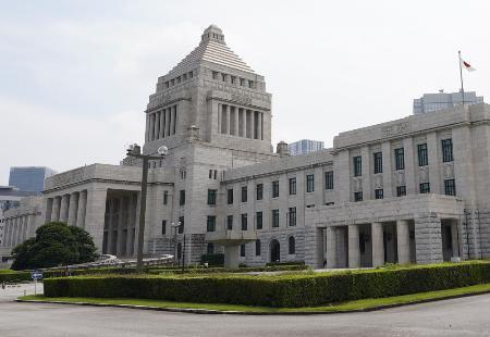 理解得られず議員辞職の一因にも スナック、キャバクラに政治資金
