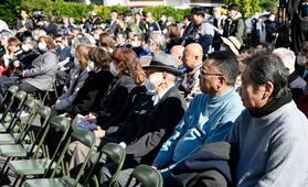 　静岡県伊東市長選が告示され、候補者の演説を聞く市民ら＝７日午前、伊東市