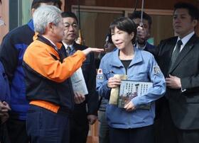 　石川県珠洲市の応急仮設住宅を視察し、泉谷満寿裕市長（左）から説明を受ける高市早苗首相＝７日午前（代表撮影）