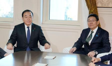 　会談に臨む自民党の梶山国対委員長（左）と立憲民主党の笠国対委員長＝８日午前、国会