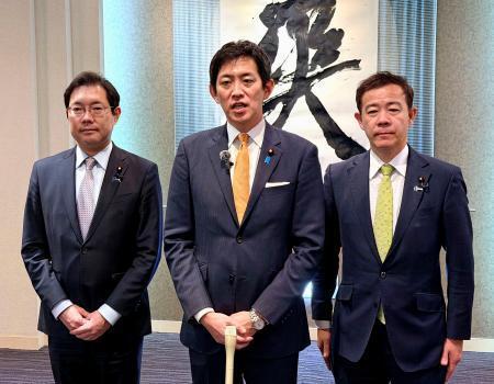 　取材に応じる自民党の小林政調会長（中央）ら＝１４日午後、徳島市