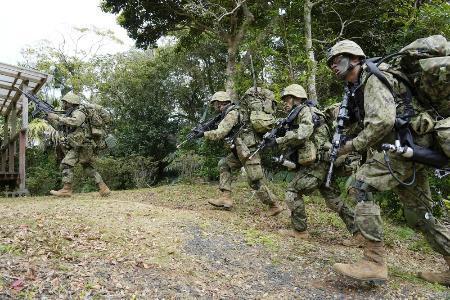　昨年２月、日米共同訓練に参加した陸上自衛隊の水陸機動団の隊員＝鹿児島県・沖永良部島