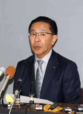 　記者会見で京都府知事選への立候補を正式表明した西脇隆俊知事＝１０日午前、京都市上京区