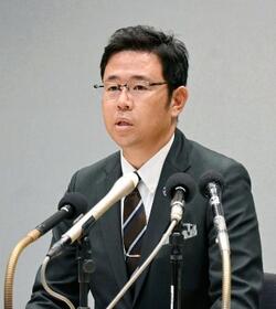 　記者会見する那覇市の古謝玄太副市長＝１１日午前、那覇市