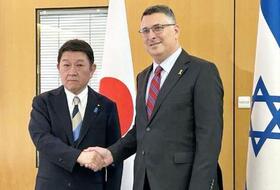 　イスラエルのサール外相（右）と握手する茂木外相＝１１日、エルサレム（共同）