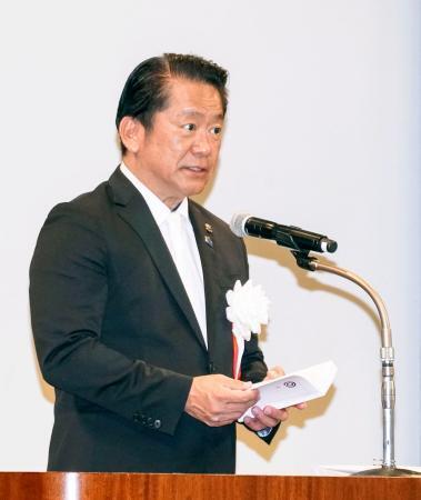 　「尖閣諸島開拓の日」の式典であいさつする沖縄県石垣市の中山義隆市長＝１４日午後、石垣市