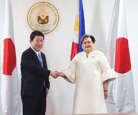 　会談前に握手する茂木外相（左）とフィリピンのラザロ外相＝１５日、マニラ（共同）