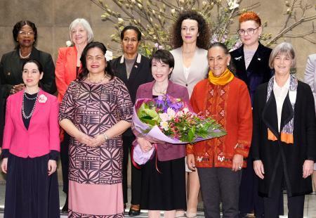 女性駐日大使２０人が首相と面会　「力を合わせよう」互いにエール