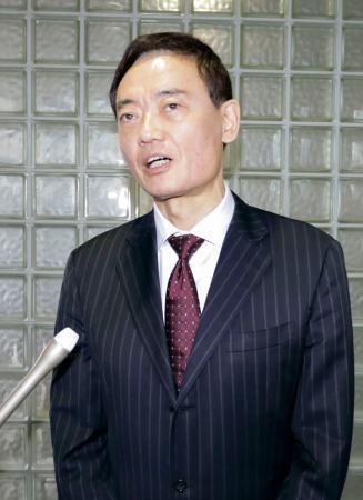 　自民党富山市連の会合に訪れ、取材に応じる元参院議員の中田宏氏＝１６日午前、富山市