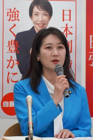 　自民党大阪府連本部で記者会見する松川るい府連会長＝１７日午後、大阪市中央区